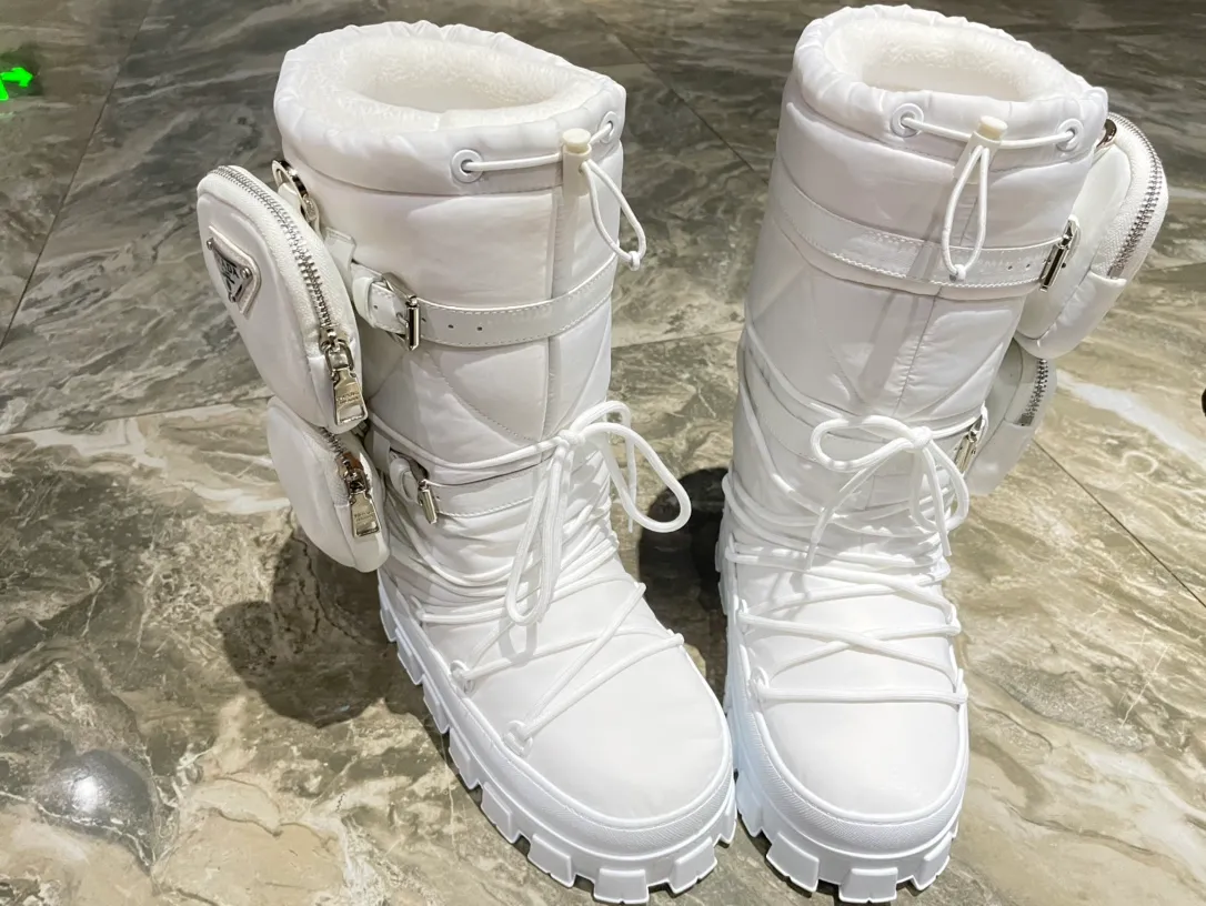 👟👟Ex-factory price 880👟👟 The highest version on the market, Prada's king style, snow boots, ski boots, chubby, so cute and cute →_→ From the Prada limited series, unique. Shiny nylon Oblique upper with criss-cross straps for an ideal fit. The boots are made of technical fabric and have a short-cut version. They can be worn in the city or in the mountains. They make the calves slimmer, taller, warmer and have a concave shape. The boots and soles use the original waterproof effect. The size is 35-40. 41Customized